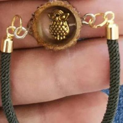 دستبند دست ساز اپوکسی کاج مدل جغدطرح بلوط طبیعی برند E. K کد1385(ارسا