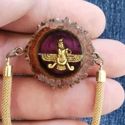 دستبنددست ساز اپوکسی کاج مدل فروهر طرح بلوط طبیعی