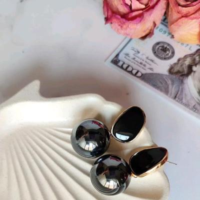 گوشواره میخی مروارید سیاه