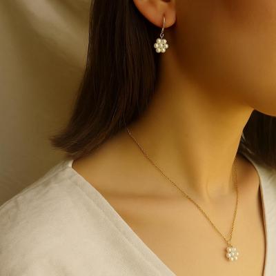 گردنبند و گوشواره مروارید پرورشی مدل بابونه