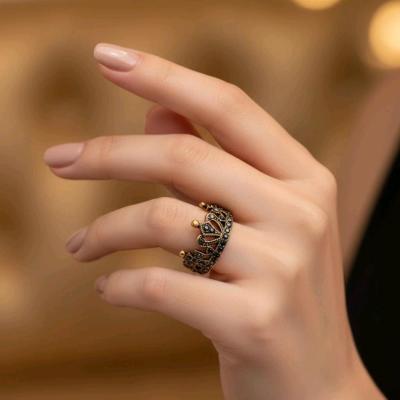 انگشتر زنانه طلاروس مدل تاج نگین مشکی