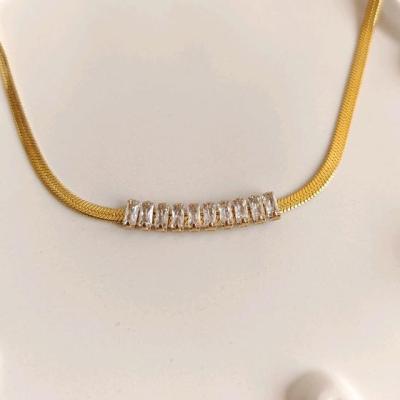 گردنبند هرینگبون نگین دار