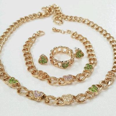 ست گردنبند ، دستبند ، انگشتر و گوشواره طلایی کارتیه قلبی نگین رنگی