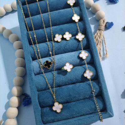 ست ونکلیف سفید طلایی