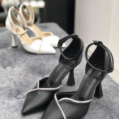 کفش پاشنه دار نگینی