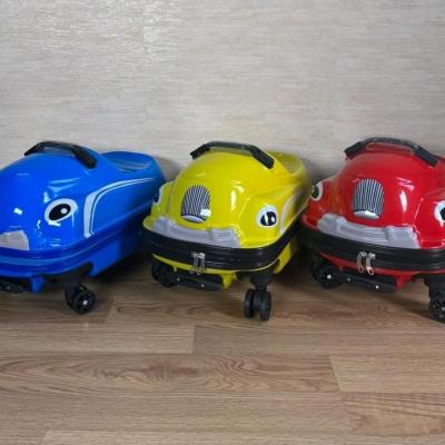 چمدان کودک طرح ماشین در رنگهای زرد آبی و قرمز