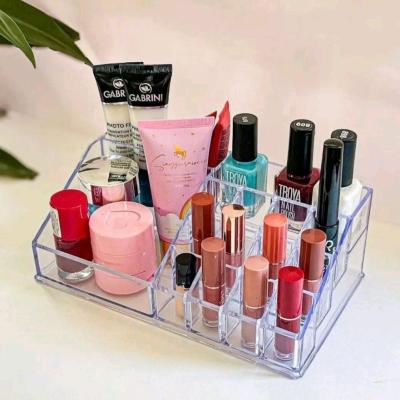 استند لوازم آرایشی کریستالی شفاف | نظم، زیبایی، درخشش