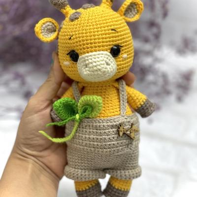 عروسک‌زرافه بافتنی