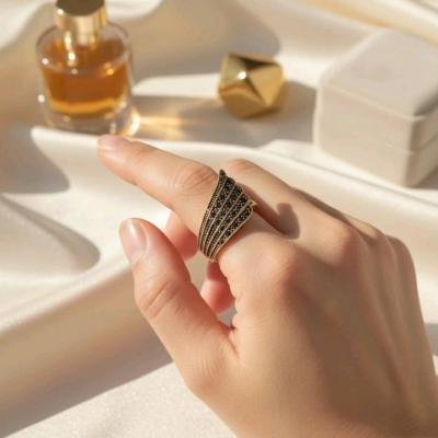 انگشتر زنانه طلاروس پر طاووس نگین مارکازیت مشکی