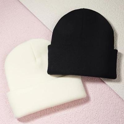 کلاه بافتنی مشکی و سفید استایل مینیمال زمستانی