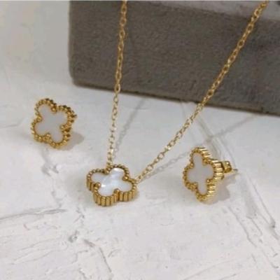 ست گردنبند و گوشواره ونکلیف رنگ سفید و طلایی