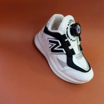 نیوبالانس چرخشی پیچی جنس رویه چرم صنعتی کفی طبی