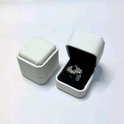 جعبه انگشتری چرم لبه گرد در رنگبندی