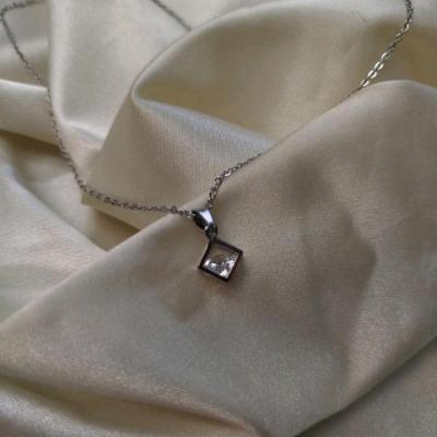 گردنبند مکعب الماسی