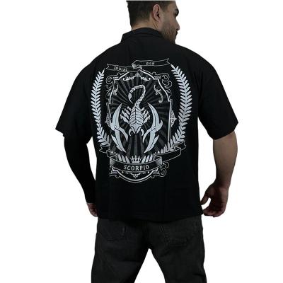 تیشرت آستین کوتاه یقه نیم زیپ طرح عقرب