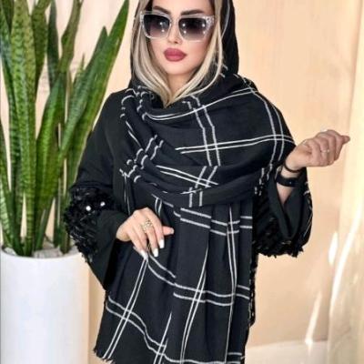 شال مشکی با راه راه سفید