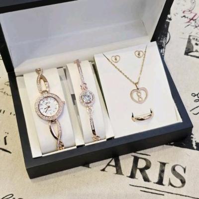 ساعت زنونه و دخترونه بند طرح نگینی