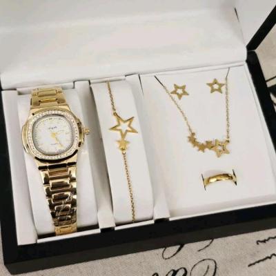 ساعت طلایی رنگ همراه با ست