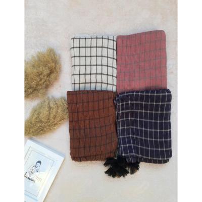 شال نخی چهارخونه رنگ شیری بادمجونی قهوه ای