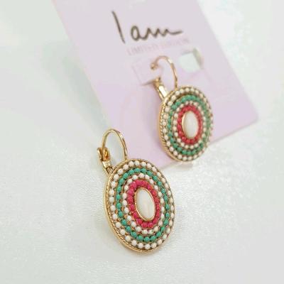 گوشواره قفلی طلایی مدل سنتی ، کار شده با سنگ صدف اصل