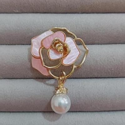 سنجاق سینه گل رز صورتی صدفی و مروارید