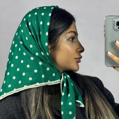 بی بی اسکارف رنگ سبز طرح توپ توپی شیری قواره 70 دور دست دوز