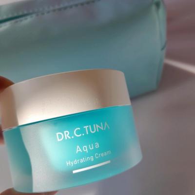 پک کرم مرطوب کننده و کیف آرایشی