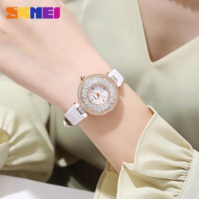 ساعت مچی عقربه‌ای زنانه اسکمی دور نگین کار شده