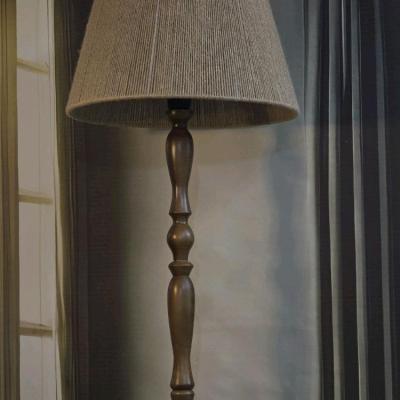 آباژور ایستاده