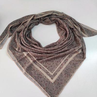 روسری نخی گل دار دست دوز