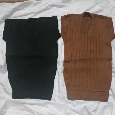 جلیقه پشم شتری دو رنگ دارد