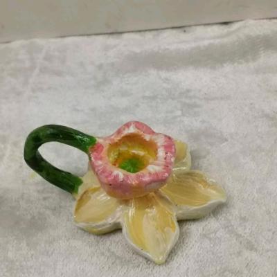 شمعدان طرح گل نرگس زیبا و طبیعی