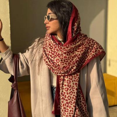 شال مخمل پلنگی رنگ خاص کرم چری قواره 190 در 75 منگوله دار