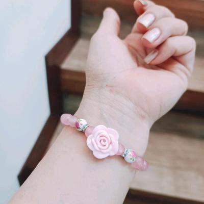 دستبند سنگ جید صورتی با مهره ی گل گلی