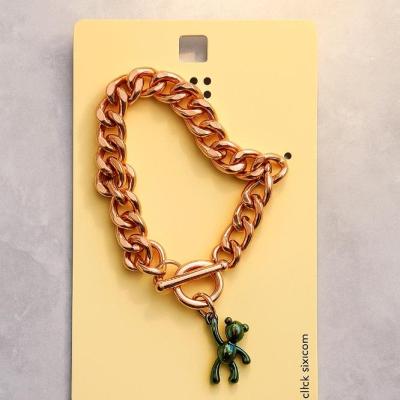 دستبند کارتیر رزگلد با آویز خرسی سبز براق برند six