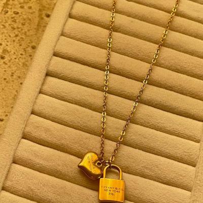 گردنبند قلب و قفل تیفو