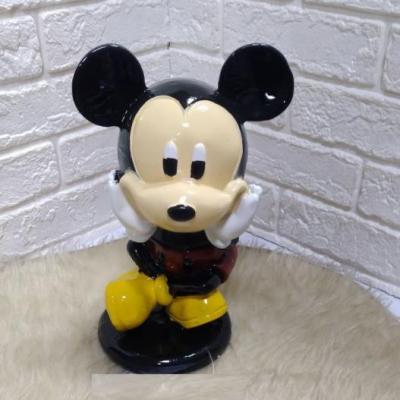 مجسمه می کی موس نشسته