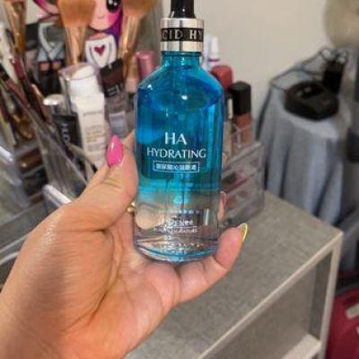 سرم آبرسان و روشن کننده پوست ونزن عصاره هیالورونیک اسیدمدل(HA)