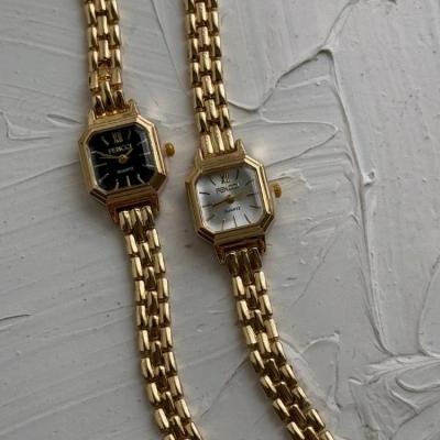 ساعت کلاسیک زنانه طلایی، صفحه سفید و مشکی fencci