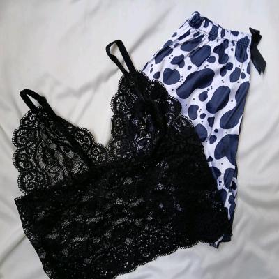 لباس خواب فانتزی ساتن نیم تنه گیپور شورتک ساتن