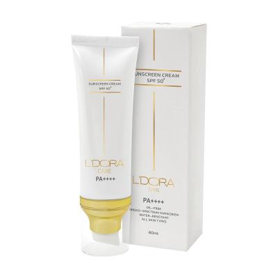 کرم ضد آفتاب +SPF50 بی رنگ مناسب انواع پوست لدورا کر 80 میلی لیتر