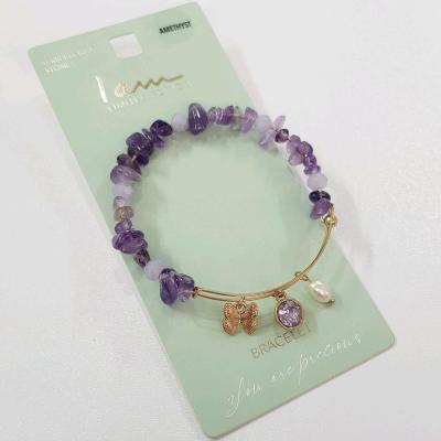 دستبند بنگل فنری طلایی آویز مروارید باروک اصل ، کار شده با سنگ آمیتیست