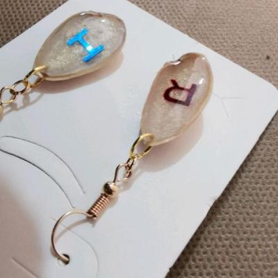 گوشواره دست ساز اپوکسی کاج مدل حروف طرح پسته طبیعی برند E.K