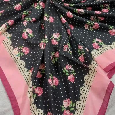 روسری مشکی گل دار