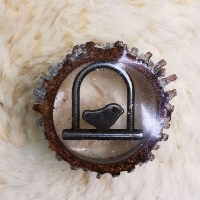 گردنبند دست ساز اپوکسی کاج نماد مرغ آمین طرح بلوط طبیعی برند E.K