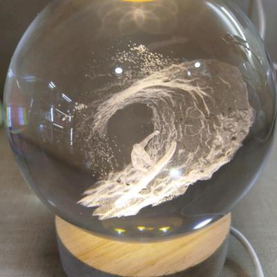 گوی کریستالی مرد موج سوار