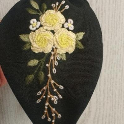 تل سرگلدوزی شده با دست