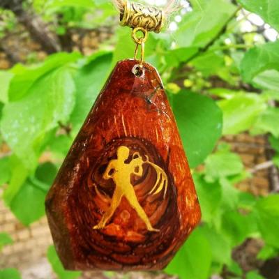 گردن آویز دست ساز اپوکسی کاج مدل نماد تولدبهمن طرح کاج طبیعی کد 1389(