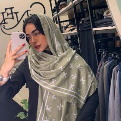 شال زنانه نخی چاپی منگوله دار طرح پاپیون