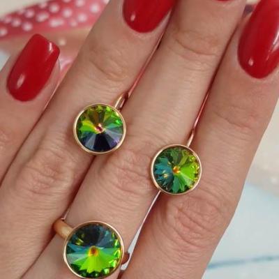 این یک انگشتر طلایی رنگ با نگین رنگین کمانی (میستیک کوارتز) است